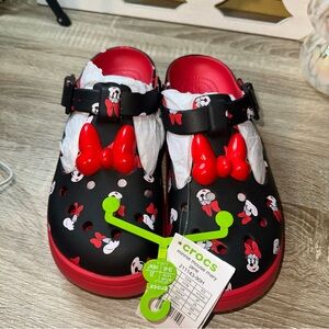 NWT WOMENS MINNIE MOUSE MARY JANE RED BLACK CROCS SIZE W 9/M7